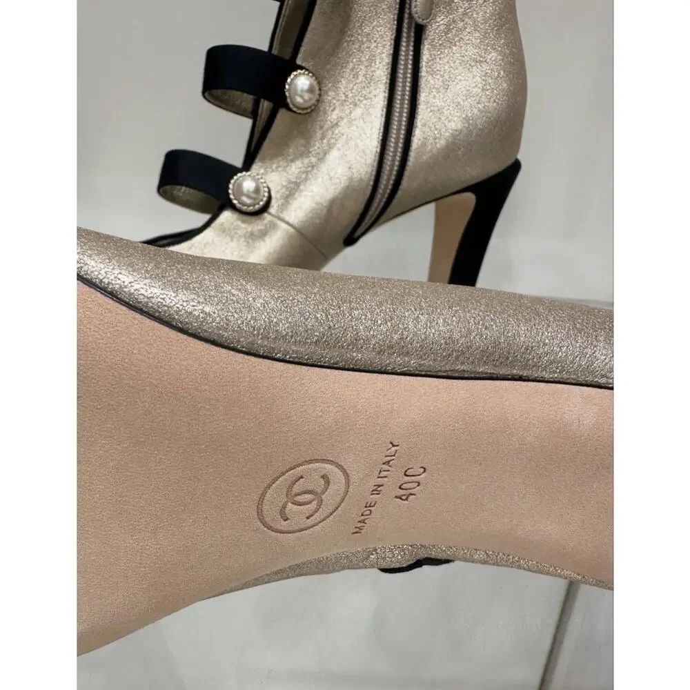 NWOB Chanel 2018 Gold Toe Pearl Button Leather Ankle Boots Sz.40
